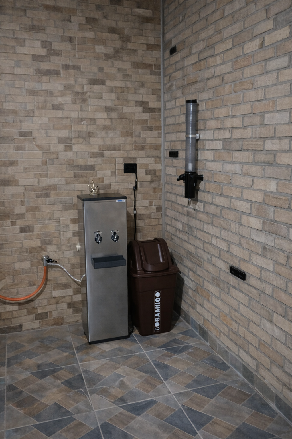 Bebedouro de água gelada para convidados