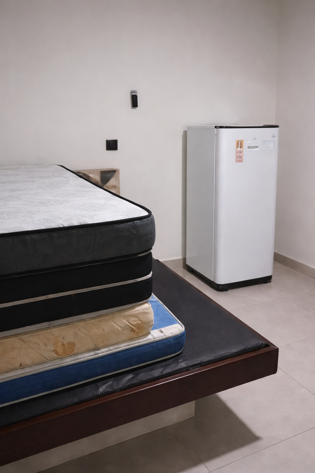 Quarto com cama e frigobar para descanso