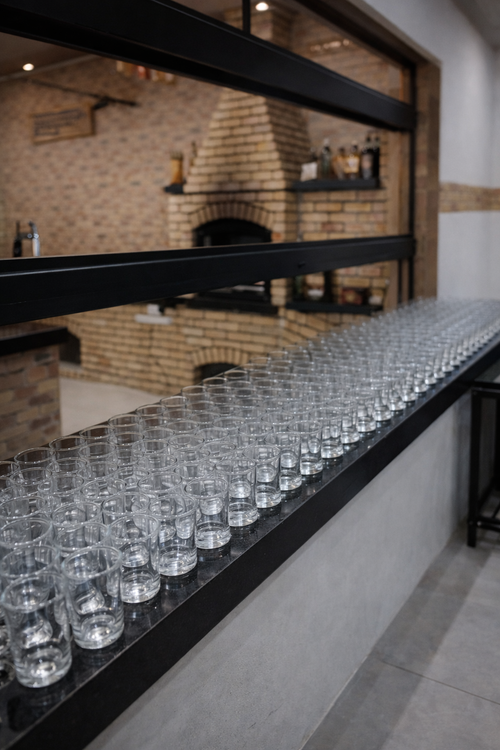 Copos e utensílios organizados para eventos